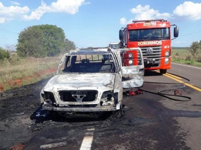 Incêndio se alastra rapidamente e destrói camionete na MS-338 Bombeiros não conseguiram conter a destruição completa do veículo. (Foto: Da Hora Bataguassu)