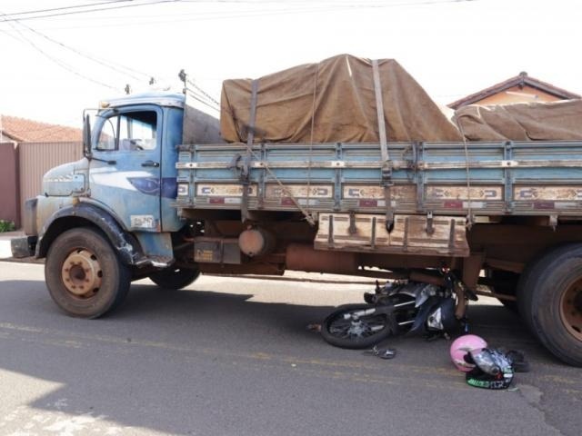Moto foi arrastada por cerca de 50 metros (Foto: Kisie Ainoã)