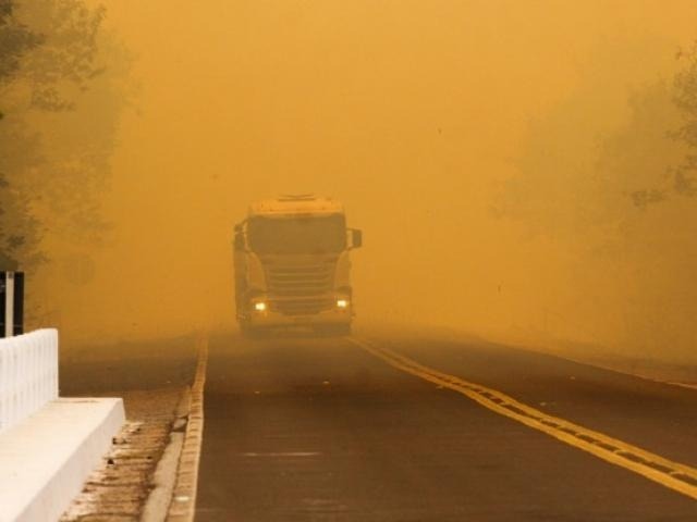 Fumaça faz cenário apocalíptico na BR-262 com o incêndio no entorno do Morro do Azeite, a 300 km de Miranda (Foto: Divulgação)