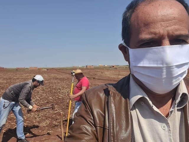 Arlei Barbosa acompanha divisão de terrenos em loteamento, em 24 de agosto (Foto: Reprodução/Facebook).