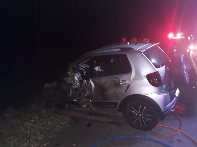 Motorista morre ao invadir pista contrária e bater de frente com caminhão em rodovia de MS Carro bateu de frente com caminhão — Foto: PRF/Divulgação