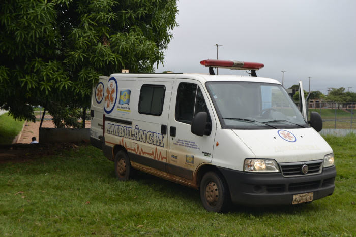 Ambulância de resgate chegou ao local rapidamente e recebeu elogiou de comerciantes e populares que presenciou acidente.