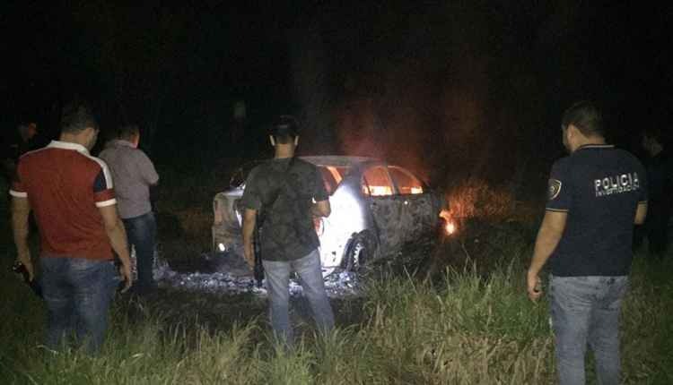 Pistoleiros executam dois e deixam um bebê ferido na fronteira Carro usado no crime foi incendiado. (Foto: Ponta Porã News)