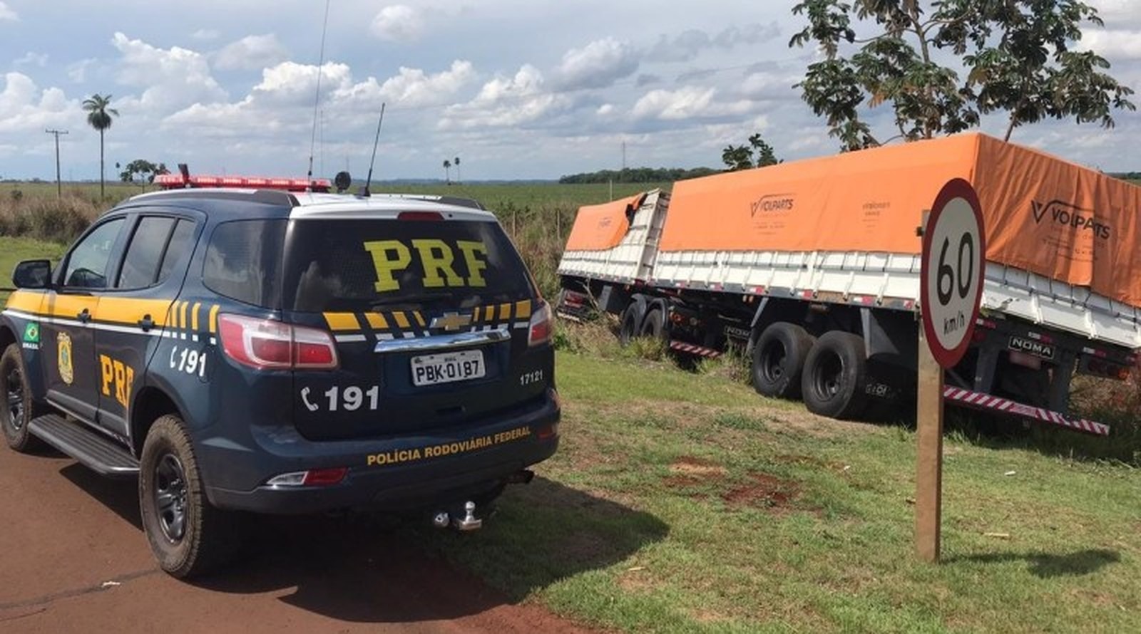 Motorista salta de caminhão em movimento e é preso com 1,3 t de agrotóxico contrabandeados, diz PRF Motorista salta de caminhão em movimento e é preso durante tentativa de fuga em MS — Foto: PRF/Divulgação