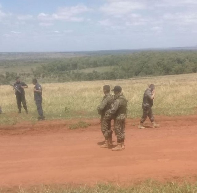 Família brasileira é sequestrada e feita refém em fazenda no Paraguai Policiais do Paraguai cercando a fazenda no momento do sequestro — Foto: Polícia Nacional do Paraguai/Divulgação
