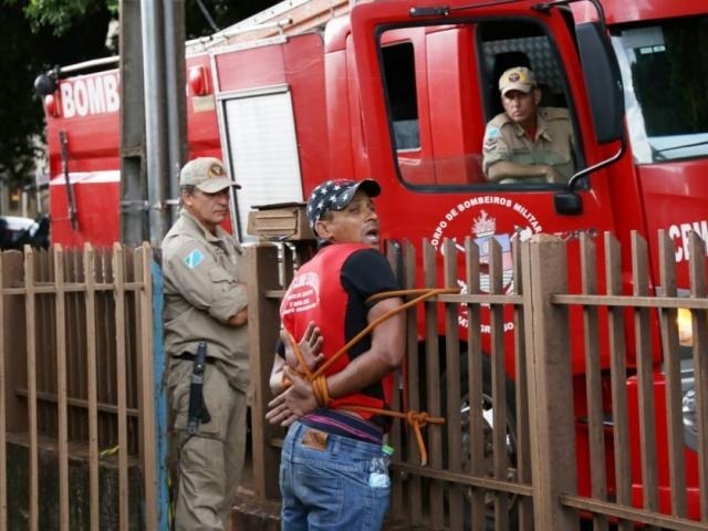 Suspeito foi amarrado na grade após invadir a casa (Foto: Paulo Francis)