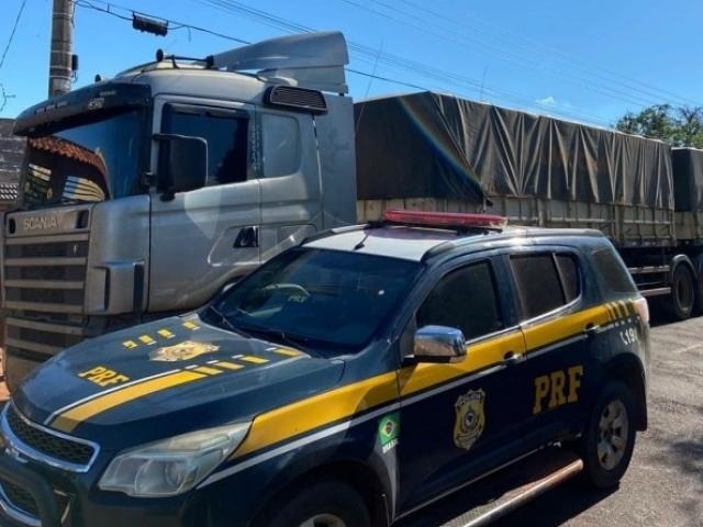 Viatura da PRF ao lado da carreta recuperada. (Foto: Divulgação/PRF)