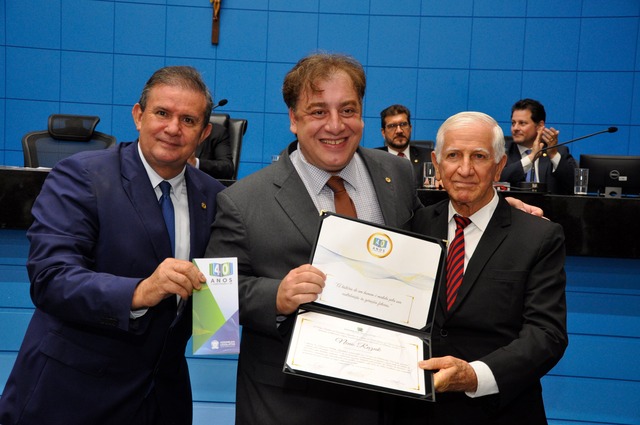 Pai e filho deputados são homenageados nos 40 anos da ALEMS Neno Razuk e seu pai Roberto Razuk são homenageados nos 40 anos da ALEMS Foto: Luciana Nassar/Agência ALEMS