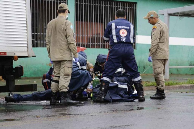 Bombeiros tentam reanimar a vitima; fotos Henrique Arakaki, Midiamax