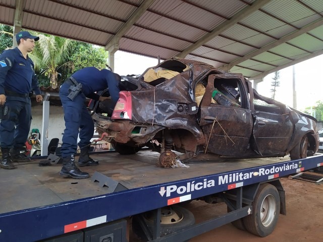 Durante perseguição policial traficante morre e adolescente sobrevive após capotar carro cheio de maconha Traficante morre e adolescente fica ferido após perseguição policial na MS-164, em Maracaju. — Foto: Polícia Rodoviária Estadual/Divulgação