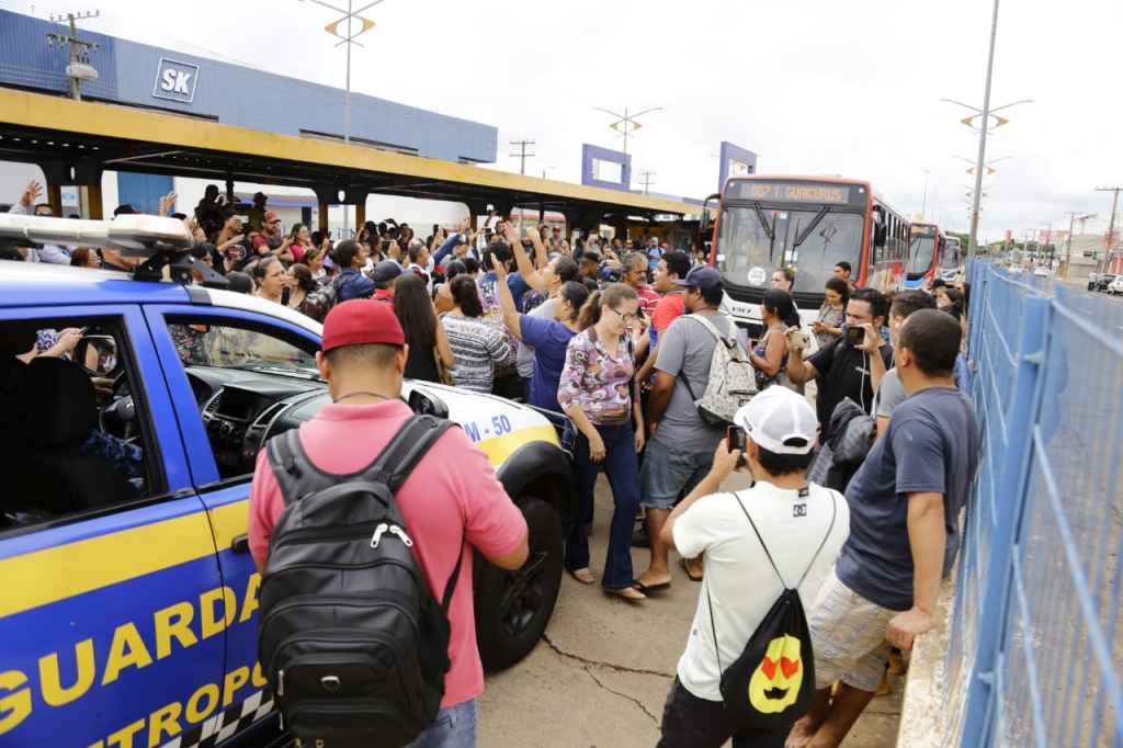 Momento e, que manifestante fecham a saída dos ônibus do terminal em forma de protesto pelo atraso de ônibus. Foto: Marcos Ermínio, Midiamax