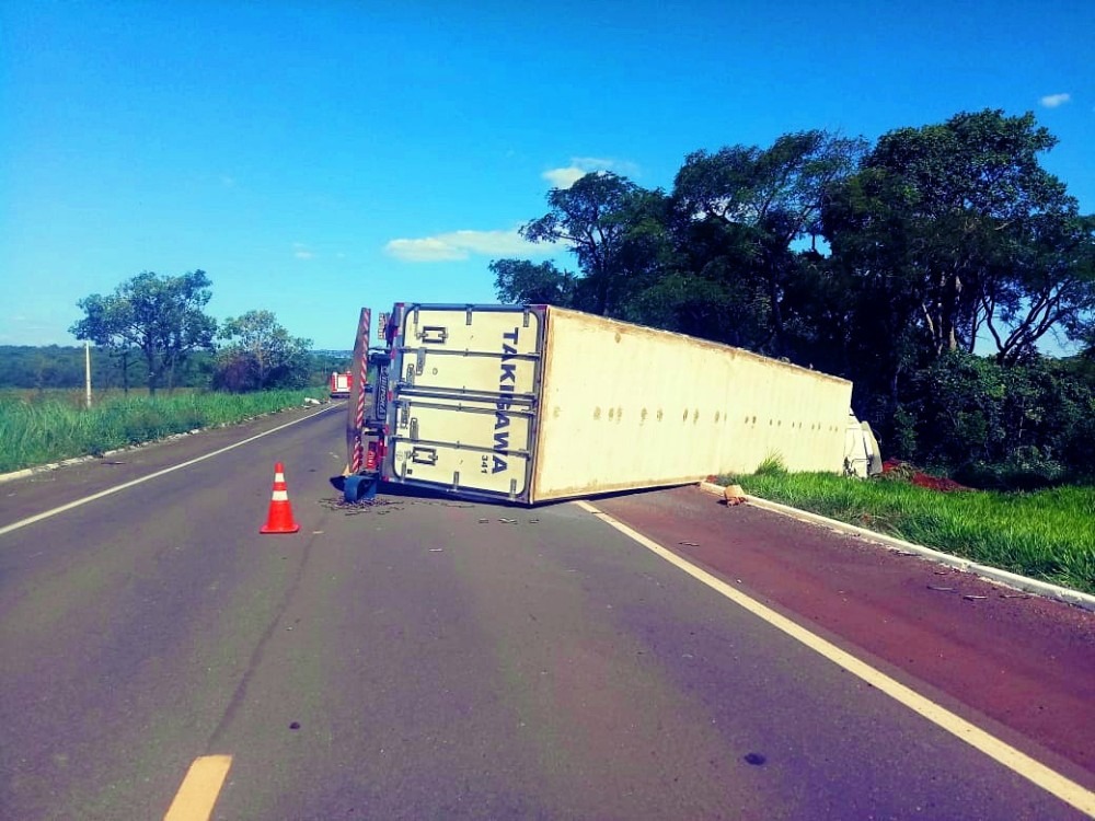 Grave acidente deixa bebê e outras duas pessoas mortas na BR 267 em Nova Alvorada do Sul Com o impacto a carreta tombou na pista; Foto: Nova Alvorada News/ Rodrigo Rodrigues