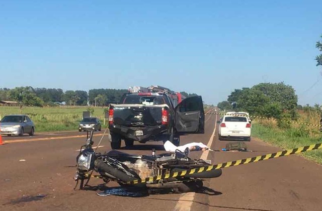 Soldado morre ao bater na traseira de caminhonete em trecho da BR-060 Jovem morreu no local (Foto: Dayene Paz, Midiamax)