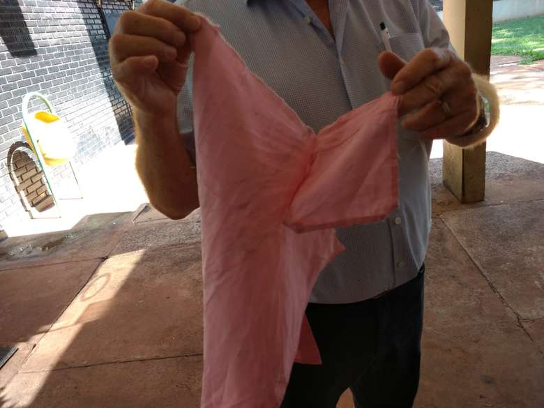 Na delegacia, vereador vítima de assalto mostra camisa rasgada pelos criminosos - Crédito: Osvaldo Duarte/Dourados News