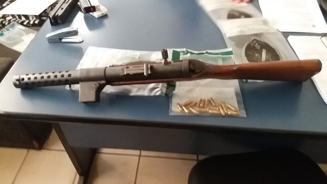 Homem é preso com submetralhadora e PM diz que arma já foi usada na 1ª e 2ª Guerra Mundial por tropas alemãs Submetralhadora apreendida com suspeito na madrugada desta terça-feira no Jardim Macaúbas, em Campo Grande — Foto: PM/Divulgação