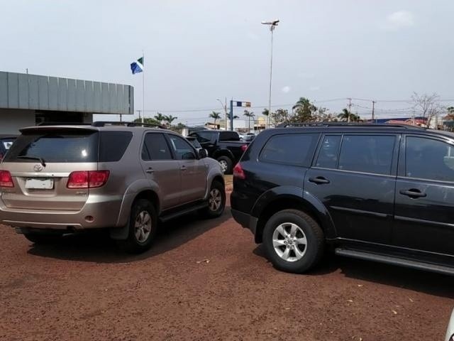 Cinco são denunciados por desviar meio milhão de comida de hospital Carros da PF foram vistos na Secretaria de Saúde de Dourados, durante operação, no dia 6 deste mês (Foto: Adilson Domingos)
