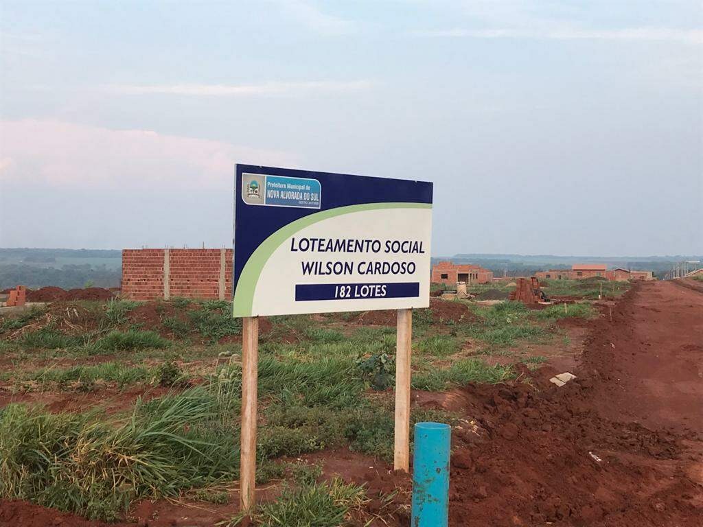 Candidato à reeleição, prefeito doa terrenos em loteamentos irregulares