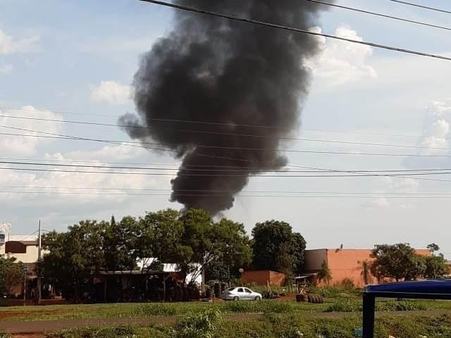 Nuvem de fumaça do local onde helicóptero da Senad do Paraguai caiu há pouco em Pedro Juan Caballero (Foto: Direto das Ruas)