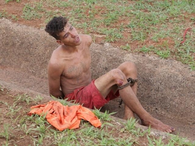 Homem caminha entre carros, provoca acidente e acaba amarrado Homem foi amarrado por pessoas que estavam no local até a chegada da Polícia de Trânsito (Foto: Kísie Ainoã)