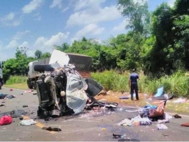 Veículo Gol foi completamente destruído no acidente. (Foto: Tá Na Mídia Naviraí)