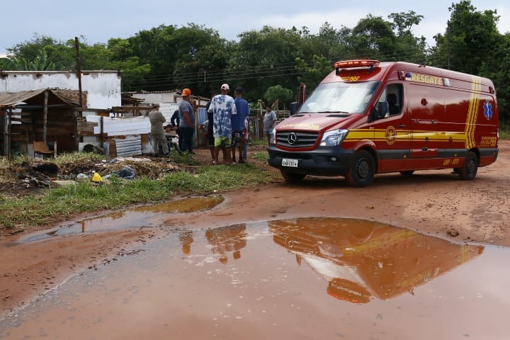 Mesmo machucado, idoso reage a assalto e bandido é ferido com foice Vítima e autor ficaram feridos (Foto: Minamar Junior, Midiamax)