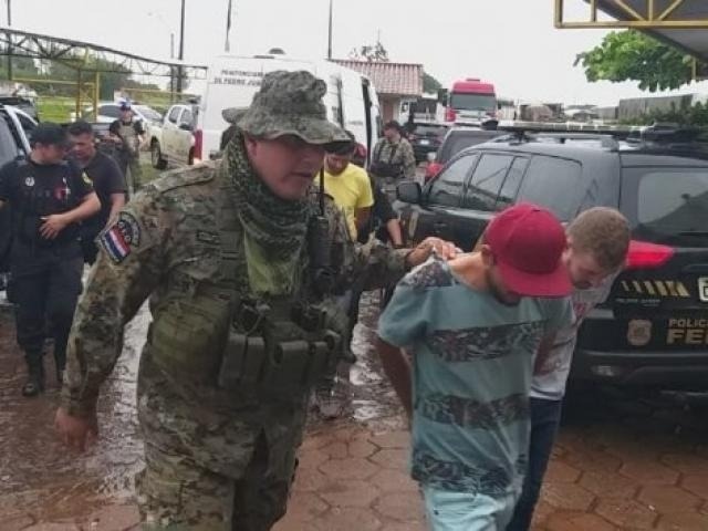 Sete “soldados” do PCC no Paraguai são entregues à polícia brasileira Momento em que brasileiros eram entregues a policiais na linha entre Pedro Juan e Ponta Porã (Foto: Ultima Hora)