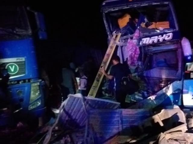 Ônibus bate em caminhão, 5 morrem e 17 ficam feridos na estrada Bioceânica Destroços no local do acidente envolvendo ônibus de viagem e caminhão (Foto: Reprodução/Clave 300/Diário Corumbaense)