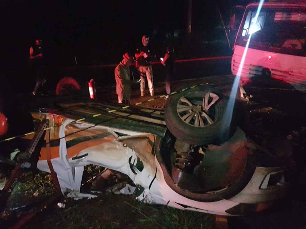 Quatro pessoas da mesma família sofrem grave acidente no macroanel em Campo Grande Veículos foram para na pista oposta (Foto: Diego Alves)