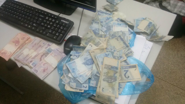 400 reais que havia sido retirado da maquina.