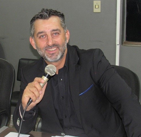 Vereador é condenado a prisão após atirar com pistola para abrir garrafa Vereador é condenado a prisão após atirar com pistola para abrir garrafa