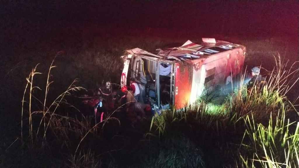 O ônibus capotou e saiu da pista (Foto: Ligado na Notícia)