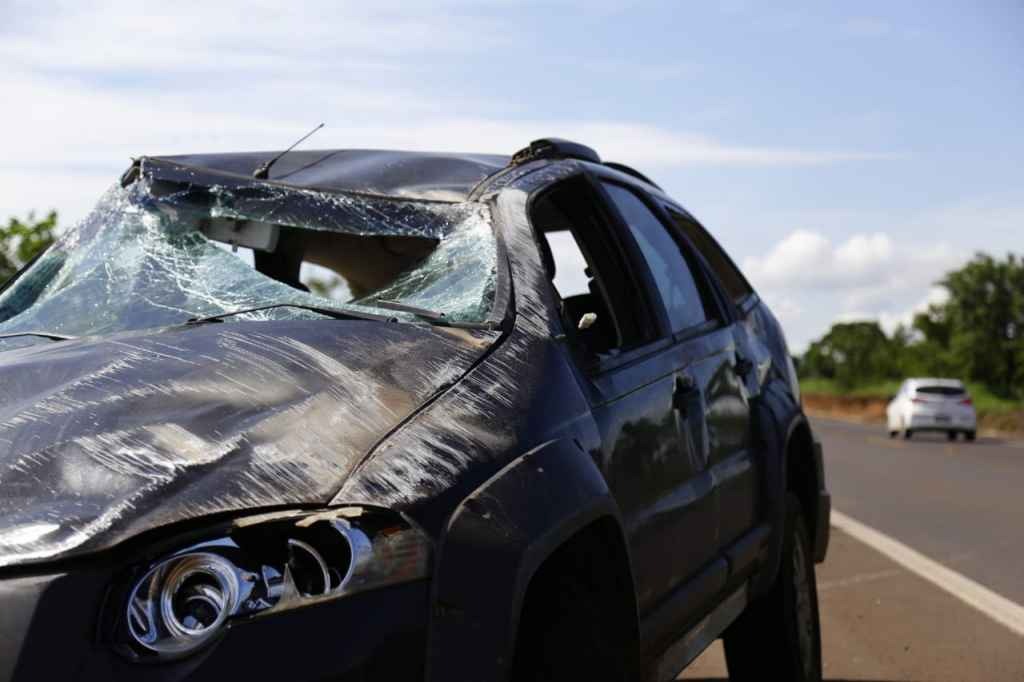 Andarilho invade pista e provoca acidente com capotamento na BR-163 O carro capotou na pista (Foto: Henrique Arakaki, Midiamax)