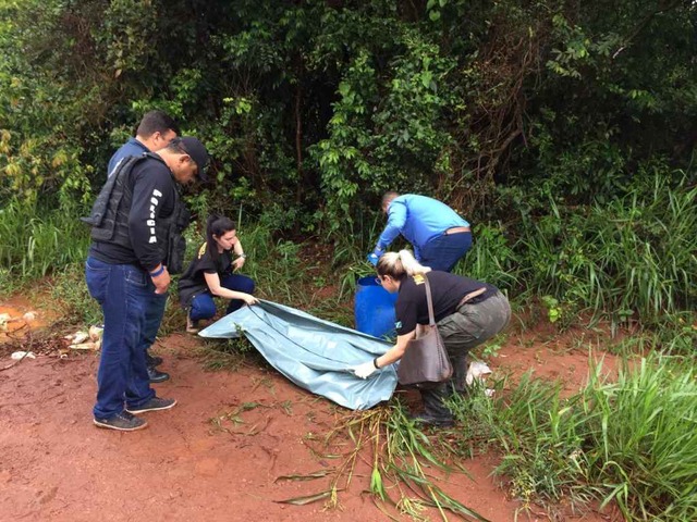 Corpo achado em tambor na fronteira foi esquartejado e queimado Caso é investigado (Foto: Leo Veras)