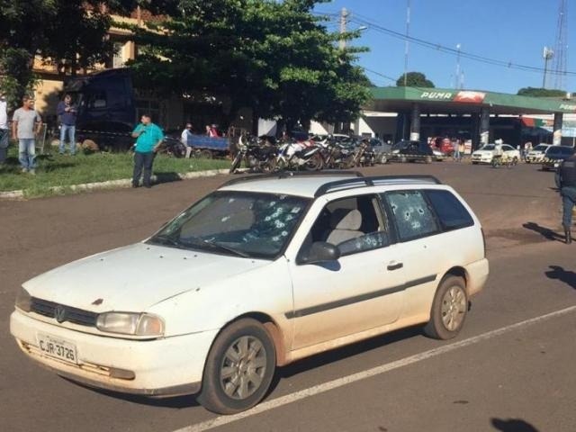 Dois homens são executados com mais de 30 tiros de pistola 9 mm Carro com placas de Ponta Porã foi crivado por tiros de pistola 9 mm (Foto: Porã News)