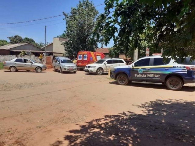 Movimentação de policiais no local onde a vítima foi encontrada morta a golpes de faca (Foto: divulgação/Dourados News)