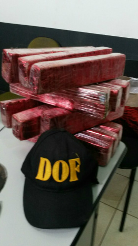 GOIANO É PRESO COM MACONHA NA FRONTEIRA 12 tabletes de maconha que totalizaram 10 quilos da droga.