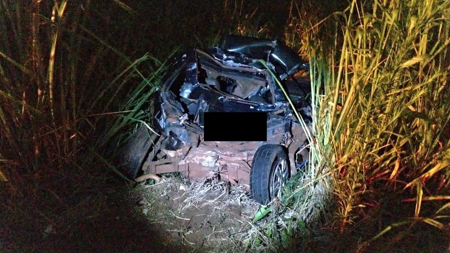 Motorista morre atingido por carreta quando empurrava carro na BR-267
