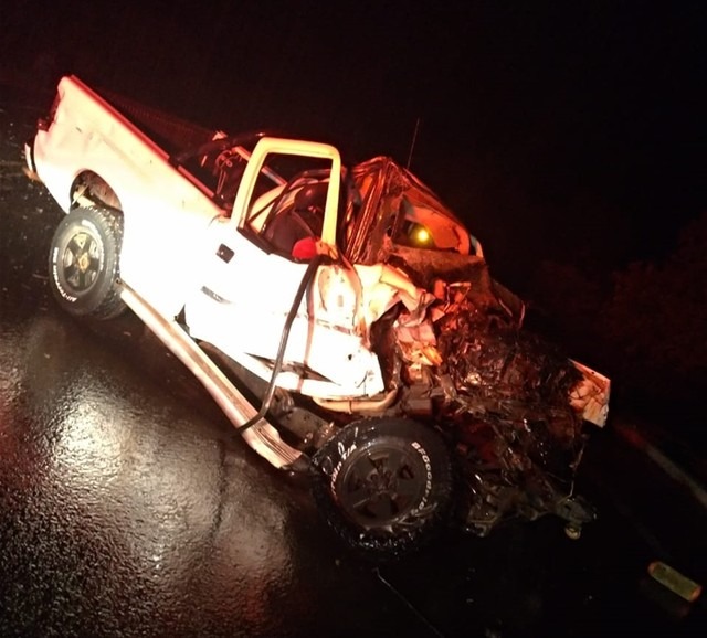 Dois homens morrem em colisão frontal de caminhonete com caminhão na BR-359 em MS Caminhonete ficou completamente destruída com a violência da colisão com o caminhão na BR-359 em MS — Foto: Coxim Agora