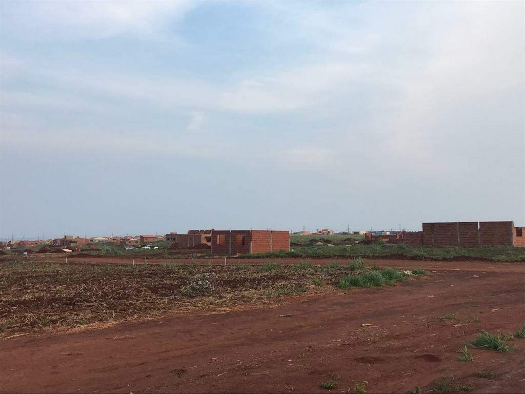 Casas sendo construídas em terrenos doados pela prefeitura em Nova Alvorada do Sul (Foto: Direto das Ruas) 
