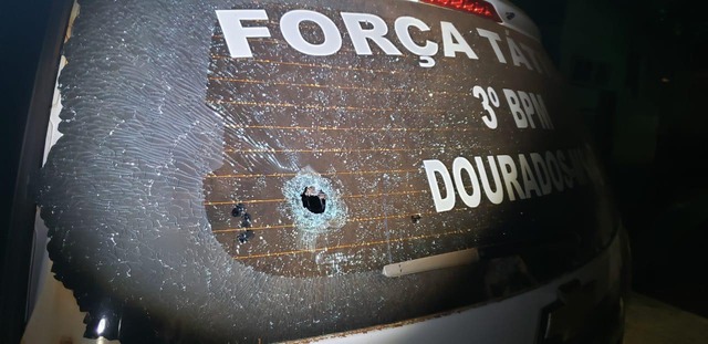 Policiais e bombeiros são agredidos durante atendimento em área invadia por indígenas em Dourados Policiais e bombeiros são agredidos durante atendimento em área invadia por indígenas em Dourados