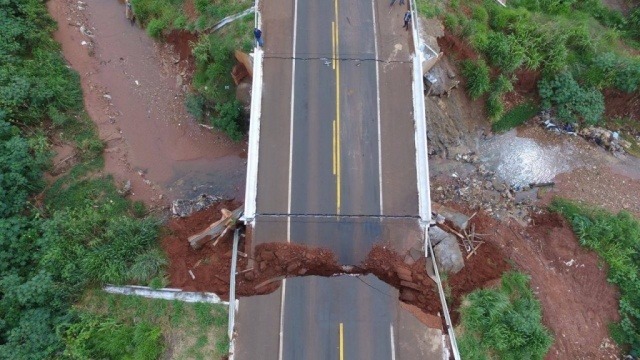 Ponte que caiu no interior custou R$ 1 milhão e foi bancada pela União Ponte sobre o córrego Umbaraca cedeu na noite de segunda-feira (dia 16). (Foto:Defesa Civil de Nova Andradina)