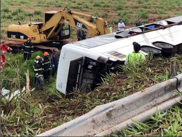 Ônibus de sacoleiros que ia para Três Lagoas capota e 2 pessoas morrem Retroescavadeira está sendo usada para auxiliar nas retirada do ônibus da ribanceira (Foto: Mil Notícias)