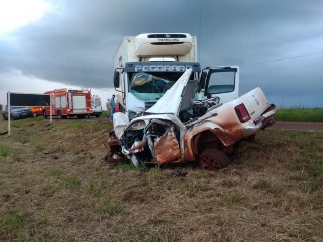 Homem morre e outras duas pessoas ficam feridas em batida na BR-060 Condutor da camionete morreu no local. (Foto: Corpo de Bombeiros)