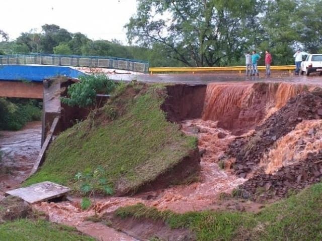 Chuva de 80 mm alaga ruas, invade residência e causa interdição de ponte Aterro da ponte sobre o rio Panduí foi levado com a força da enxurrada. (Foto: A Gazeta News)