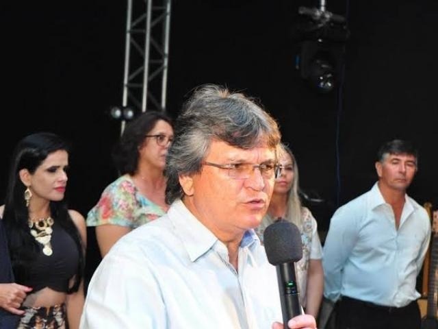 Antônio de Pádua Thiago (MDB), durante pronunciamento na cidade. (Foto: Arapuá/MS)