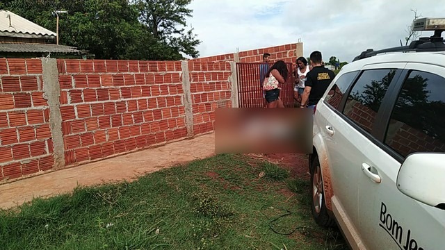 Funerária e perícia no local do homicídio, em MS — Foto: Adílson Domingos