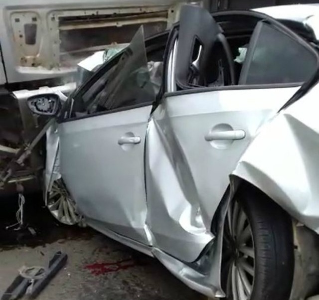 Carro ficou completamente destruído ao colidir de frente com carreta na rodovia MS-306 na tarde desta quinta-feira (9) — Foto: Fernando de Brito