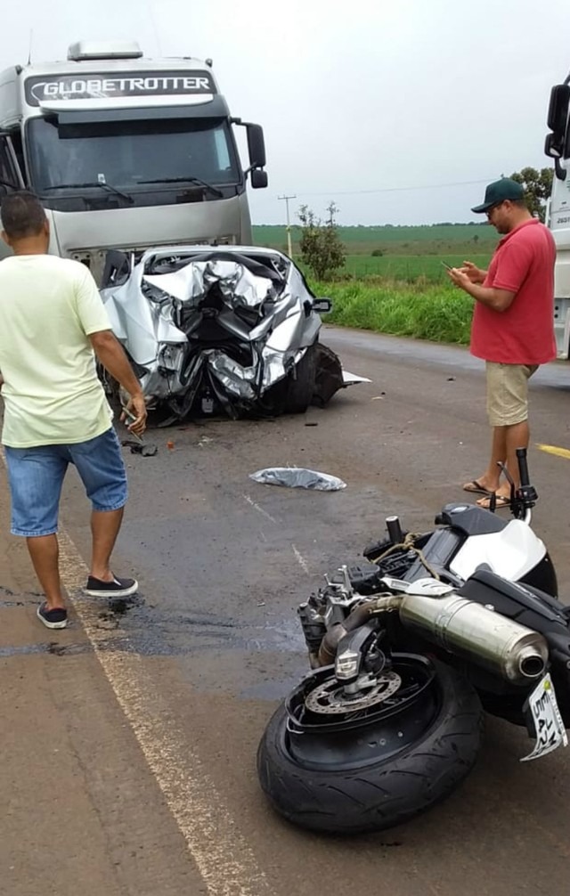 Carro que bateu de frente em carreta na MS-306 levava uma moto em uma carretilha — Foto: Fernando de Brito