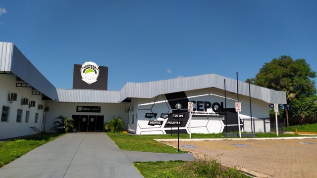 Corpo de homem é encontrado em decomposição em cima de cama. Caso foi registrado na Depac Cepol, em Campo Grande. — Foto: Mariana Cintra/TV Morena