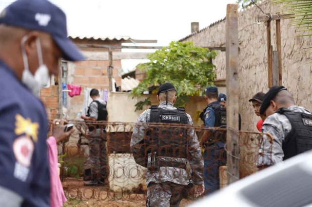 Jovem é morto a tiros em residência perto do kartódromo, no Nova Capital Polícia colhe informações sobre o homicídio no local. Foto: Leonardo de França